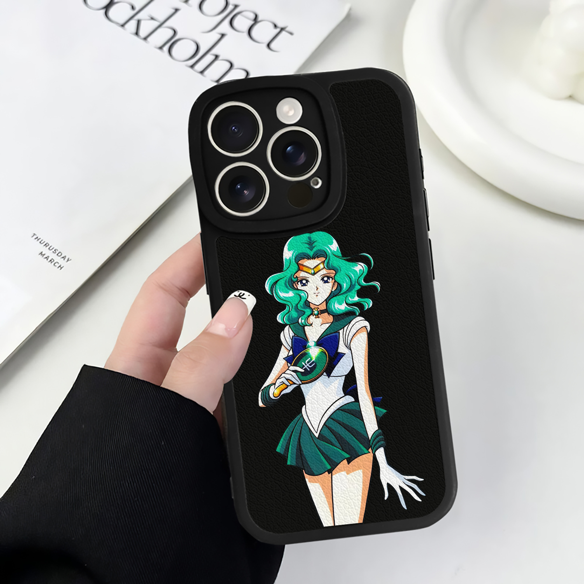 （画像用） 美少女戦士セーラームーン 海王 みちる（かいおう みちる） Sailor Moon Kaiou Michiru 【iPhone 16シリーズ対応】シリコンスマホケース（レザー調） 材質：シリコン